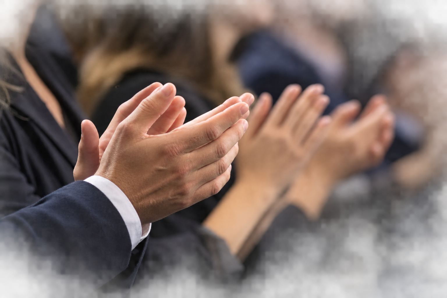 Mani che applaudono tra il pubblico di un evento